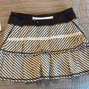 NWT Lululemon Pacesetter Striped Black and White Women's Skirt, 4 Tall